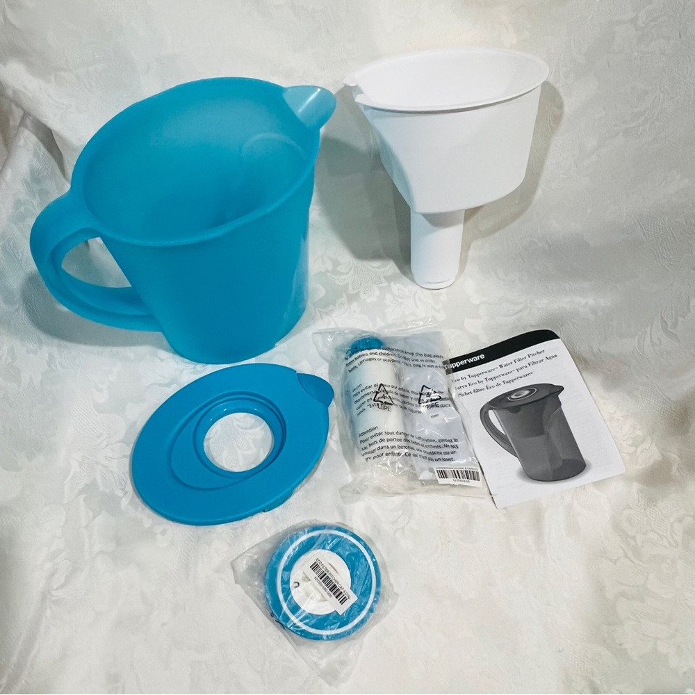 NEW (NIP) Tupperware Blue and White Water Filter Pitcher Set, 1 gallon